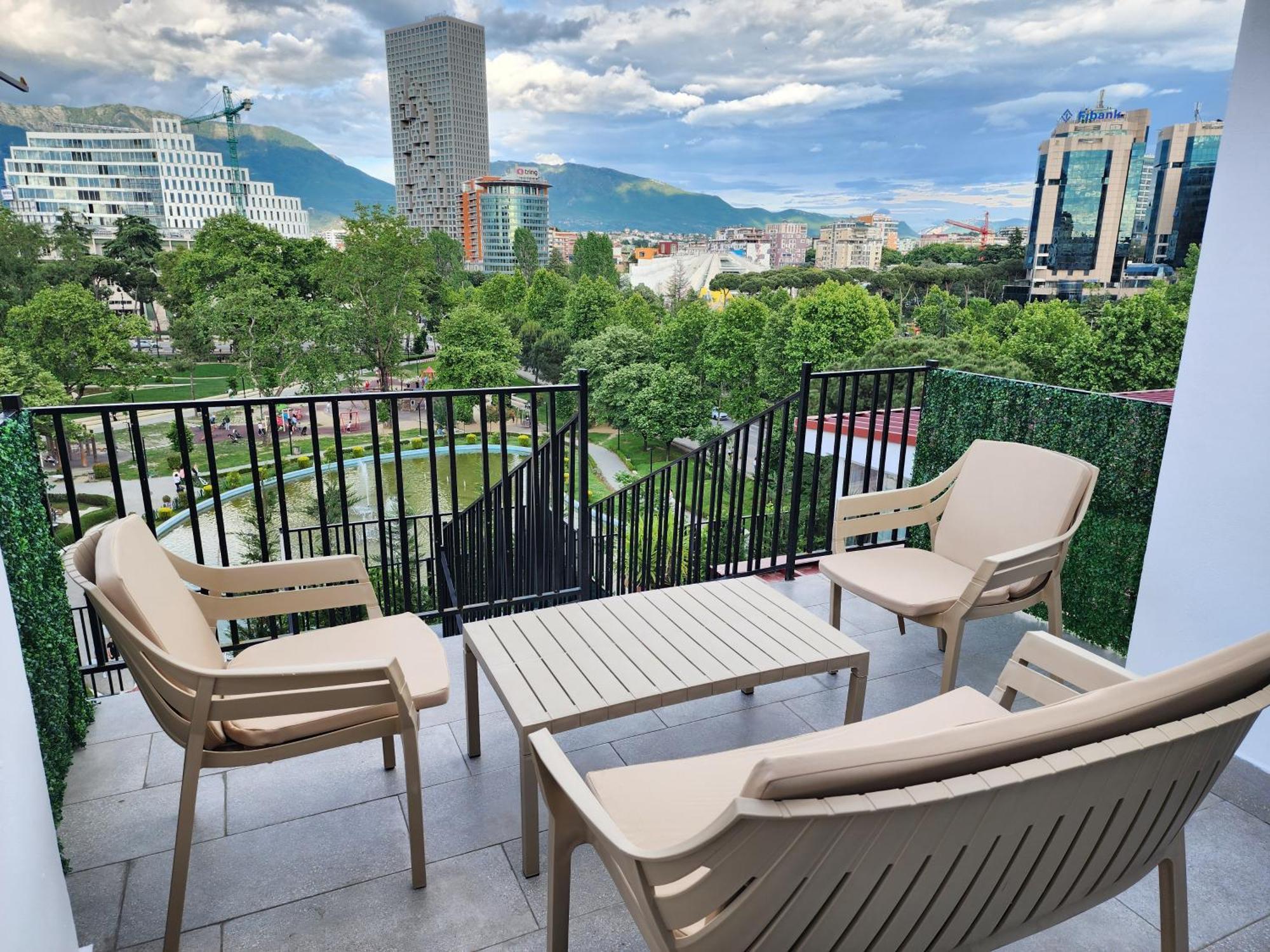 Apartment Center Penthouse Oasis *