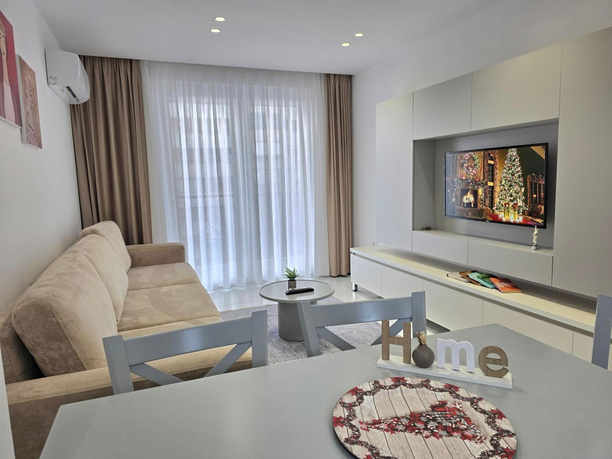 Center Penthouse Oasis *